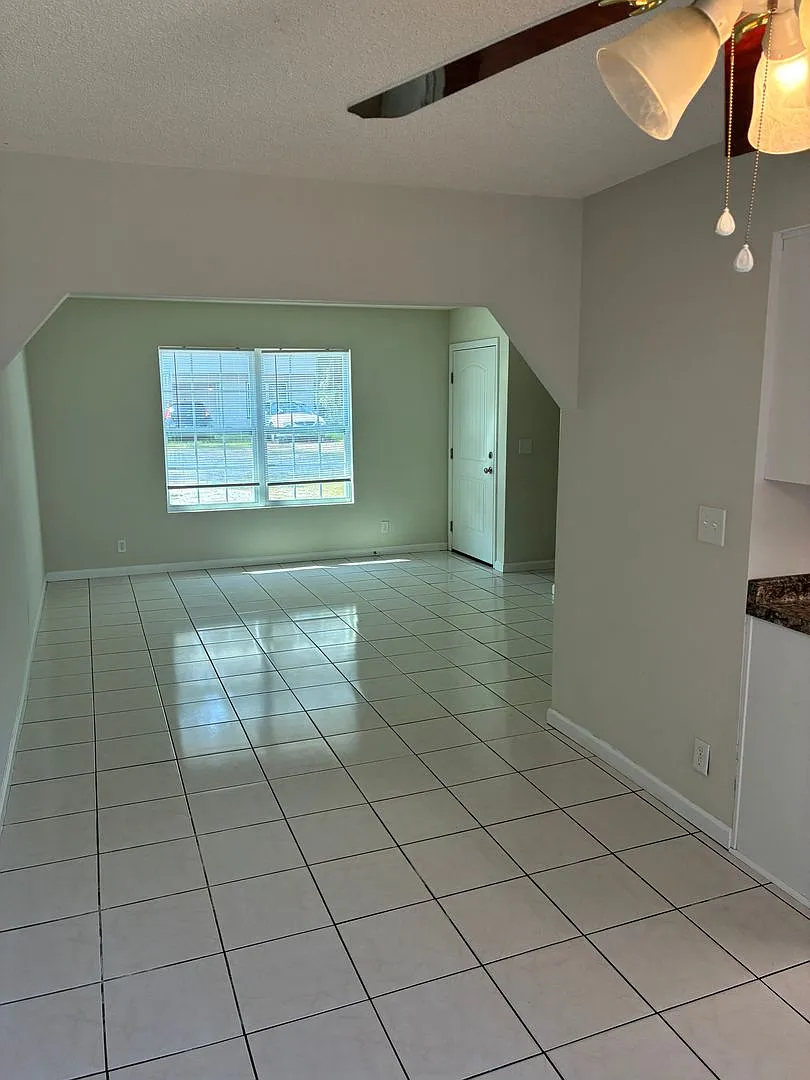 695 Douglas Unit C — Photo 4