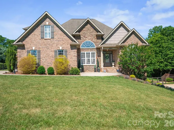1890 Waterbury Ct, Hickory, NC 28602