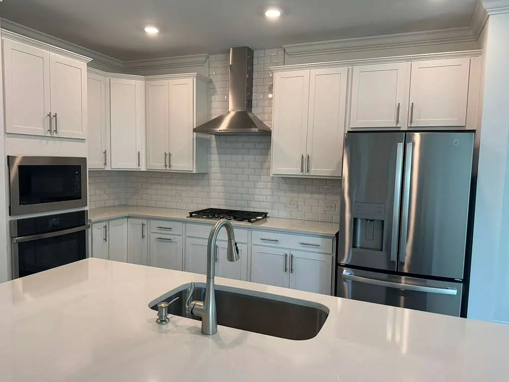 5 bed, 2638 sqft, $2,650 — Photo 2