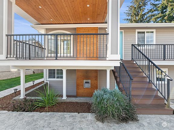 Front entryway. Separate entry for top and bottom floors.>