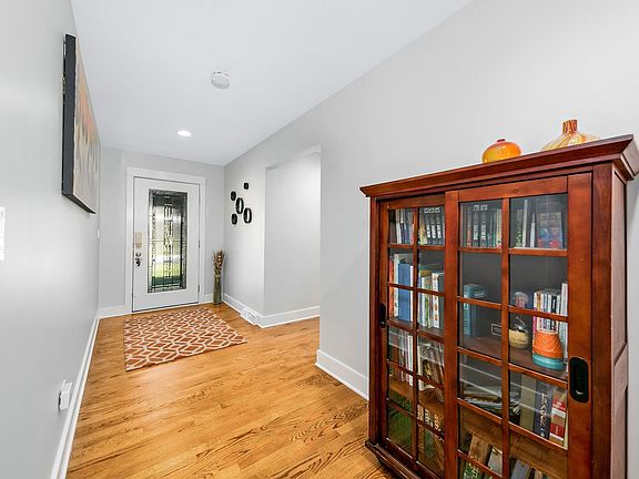 5th image of 29W241 Iroquois Ct S