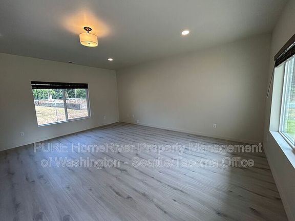 5th image of 5111 208th St E