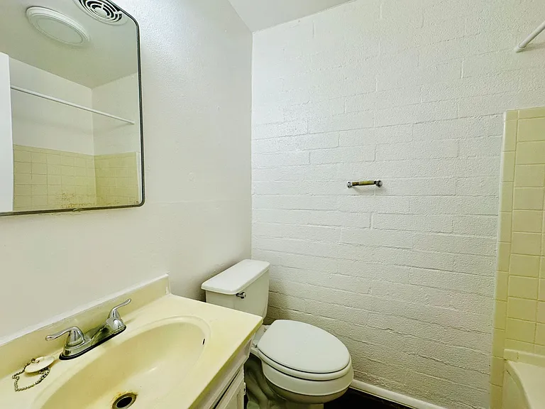 Swan Court Apartments - 1 and 2 Bedroom Homes! — Photo 7