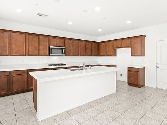 3rd image of 528 Sunny Pointe St
