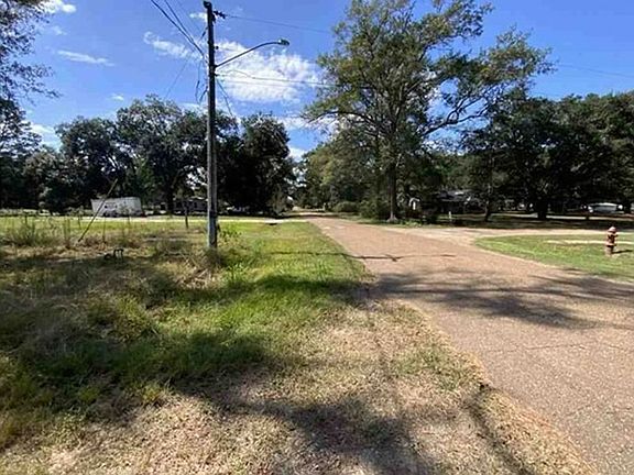 Exterior Neighborhood (street photo)