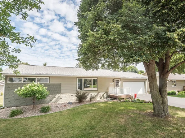 604 5th St SE, Orange City, IA 51041