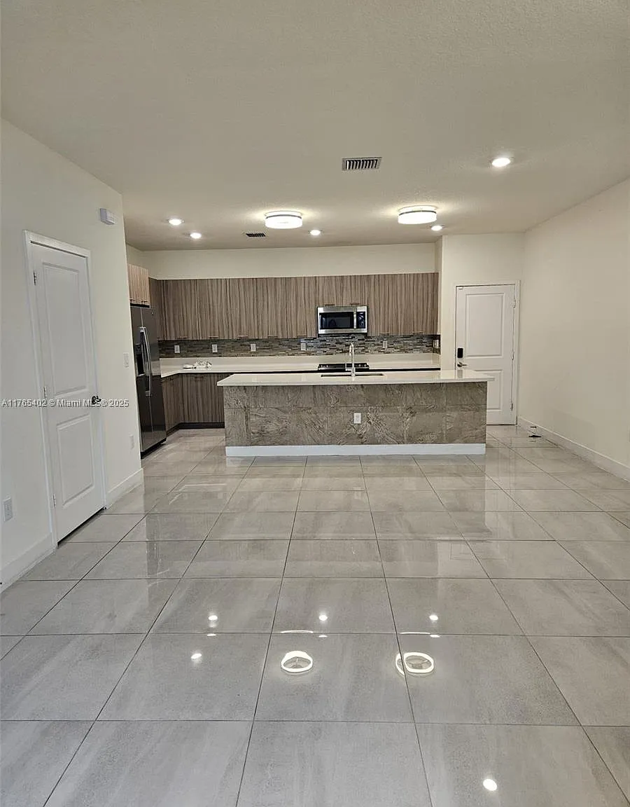 4 bed, 2.5 bath, 1652 sqft, $4,500 — Photo 1