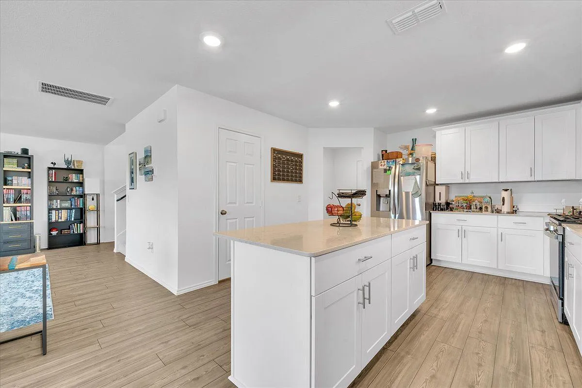 3 bed, 2.5 bath, 2044 sqft, $2,300 — Photo 3