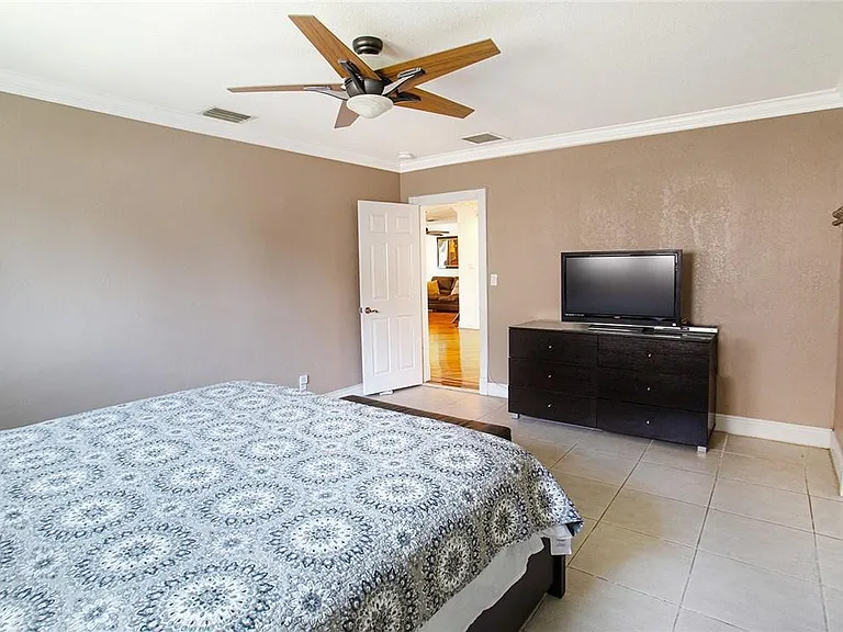 360 SE 12th Ave — Photo 32