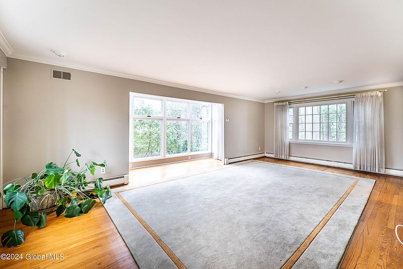 4th image of 40 Folmsbee Drive