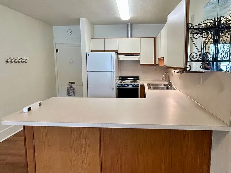 241 High St NE — Photo 8