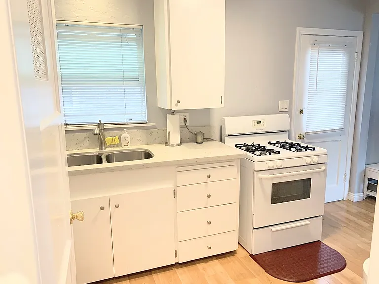 213 Corona Ave #A — Photo 6