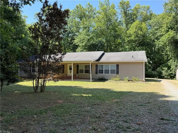 226 Greystone Dr, King, NC 27021