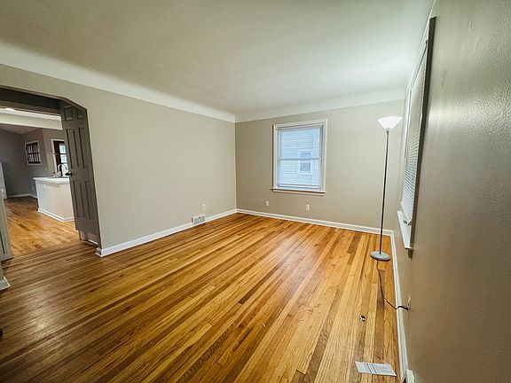 5th image of 910 N Connecticut Ave
