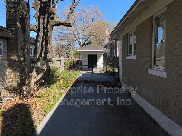 414 N Willett St — Photo 34