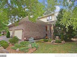 1112 Hollybrook Dr, Wayzata, MN 55391