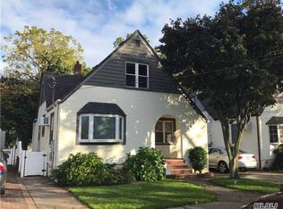 27 Searing St, Hempstead, NY 11550