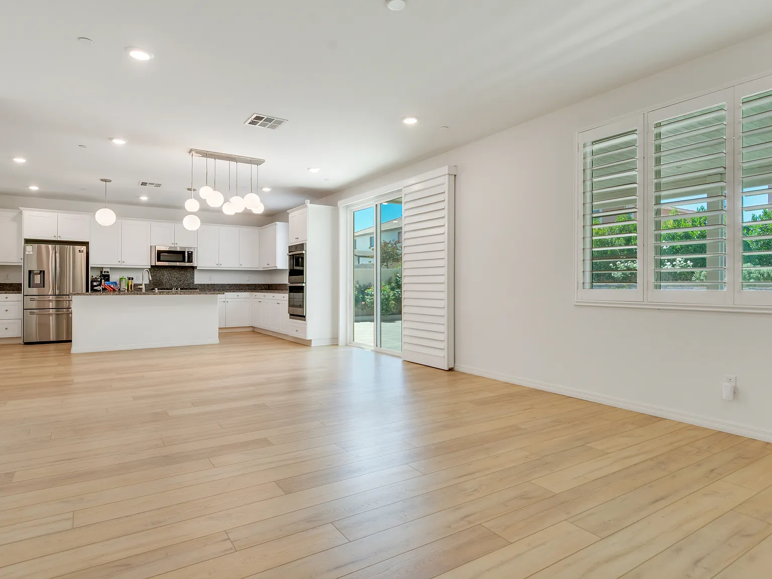 4 bed, 2550 sqft, $4,300 — Photo 4