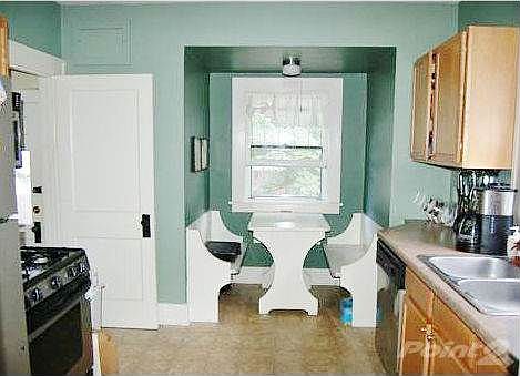 824 18th St SE Large Kitchen, Bench Seating, Windows, Stainless Appliances