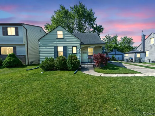 22410 Glen Ct, Saint Clair Shores, MI 48080