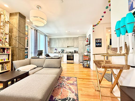5th image of 589 E New York Ave #602