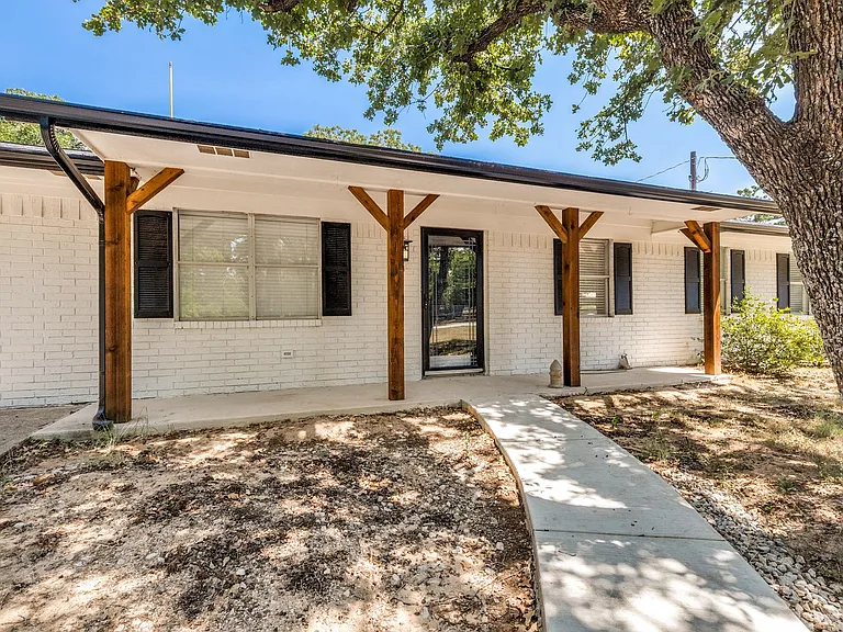 240 County Road 4360 — Photo 5