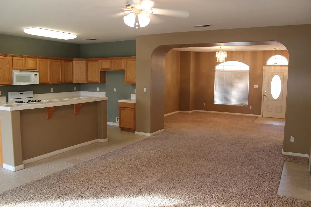 4 bed, 2086 sqft, $2,595 — Photo 3
