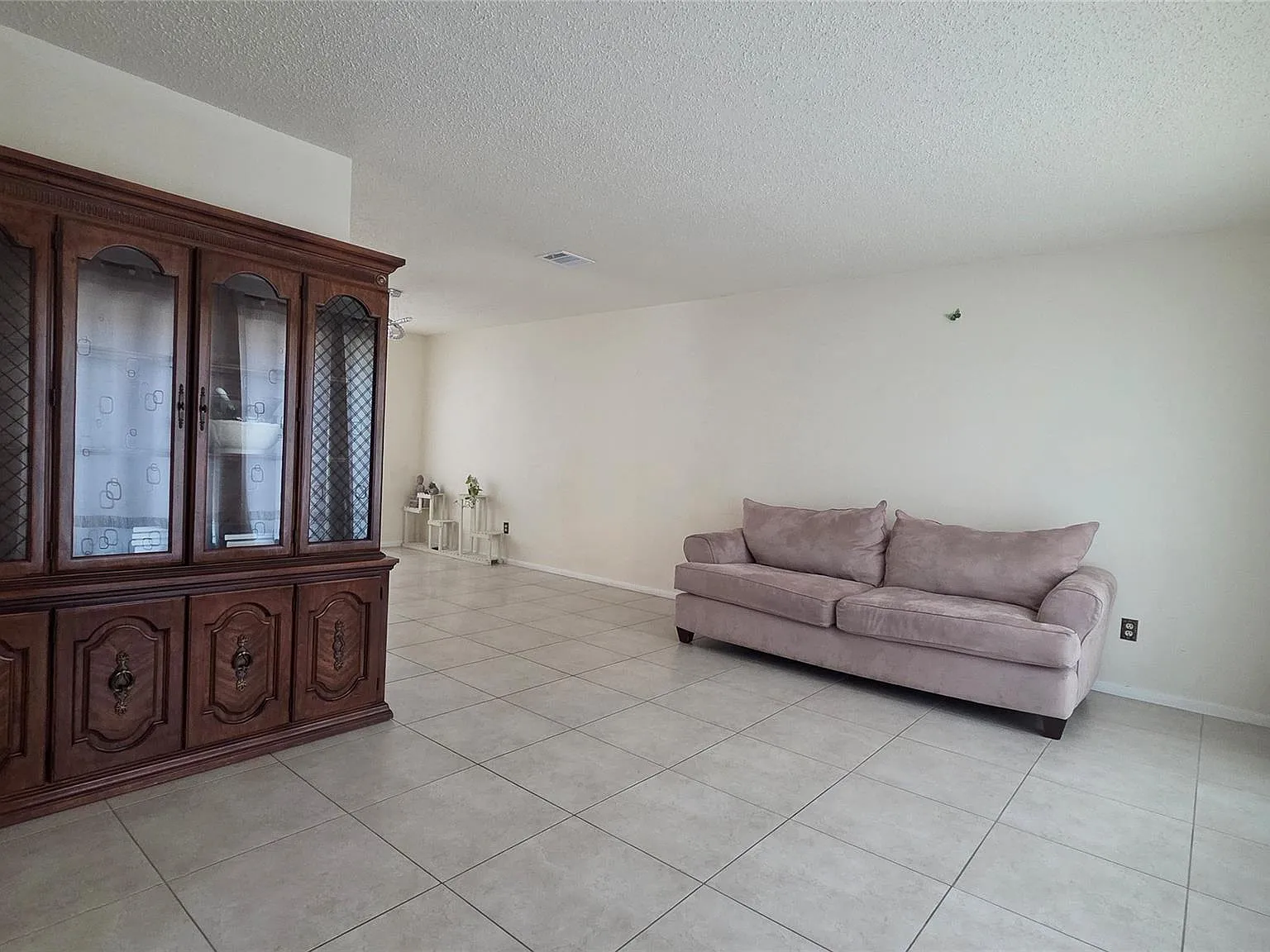 4 bed, 2.5 bath, 2586 sqft, $2,500 — Photo 3