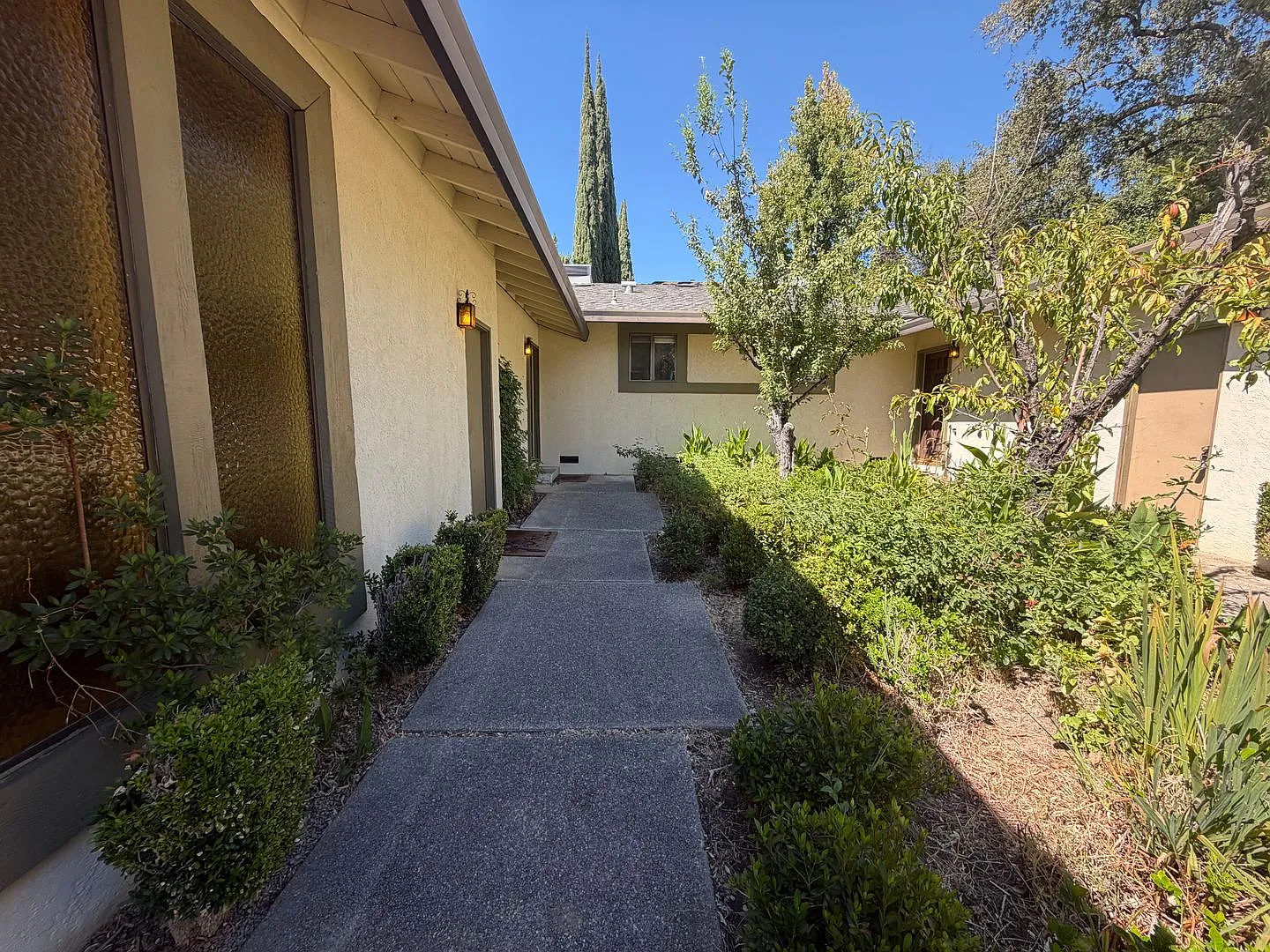 Newly updated 2/1.5 by the river with 2 car garage — Photo 2