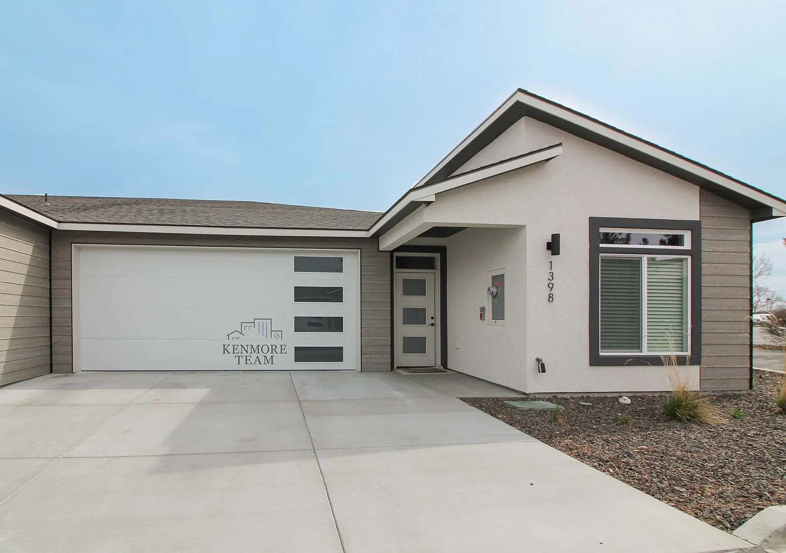 Furnished: 2 Bedroom, 2 Bath Home In West Richland — Photo 1