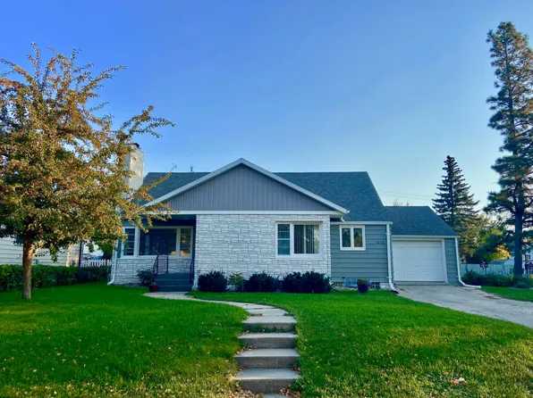 1030 7th St NE, Devils Lake, ND 58301