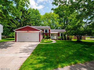 8590 Fairlane Dr, Olmsted Township, OH 44138