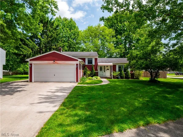 8590 Fairlane Dr, Olmsted Township, OH 44138