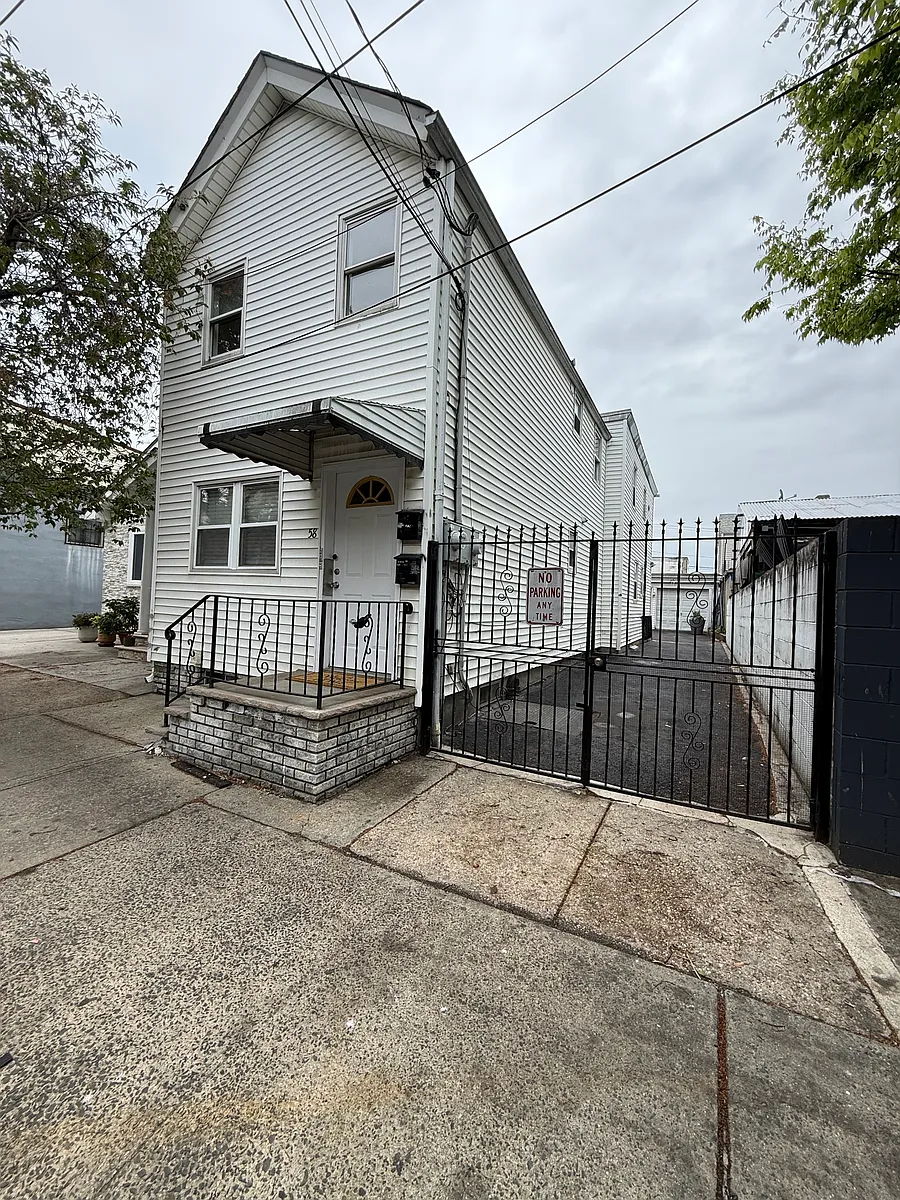 Building Photo - 58 Van Buren St #3