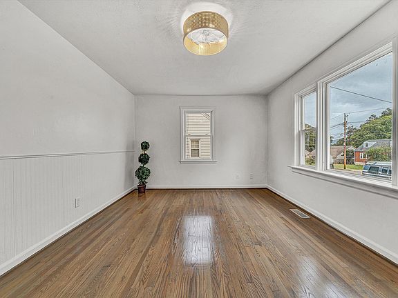 4th image of 2508 Churchill Dr NW