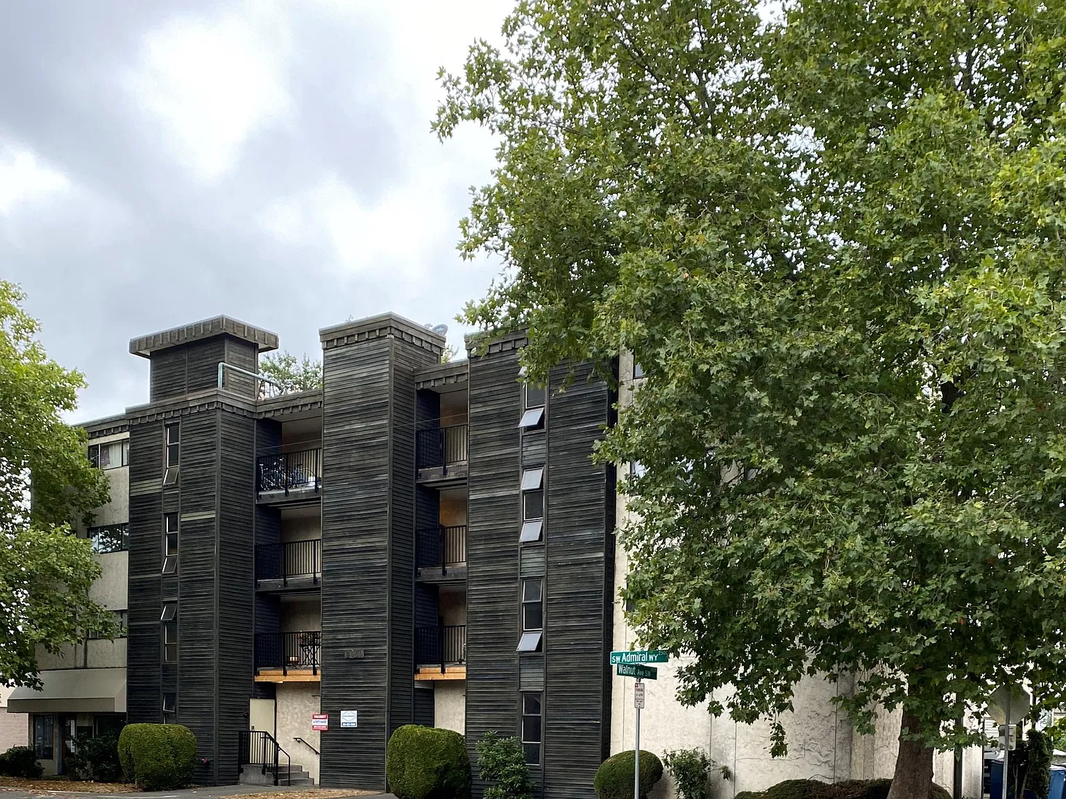 4050 SW Admiral Way — Photo 1