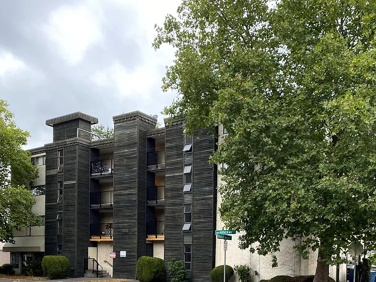 4050 SW Admiral Way — Photo 1