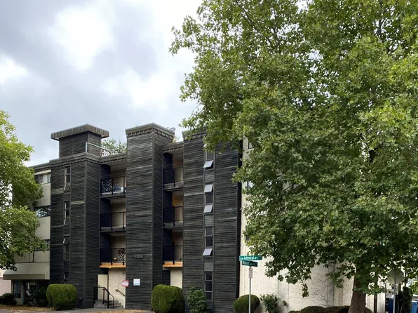 4050 SW Admiral Way, Seattle, WA 98116