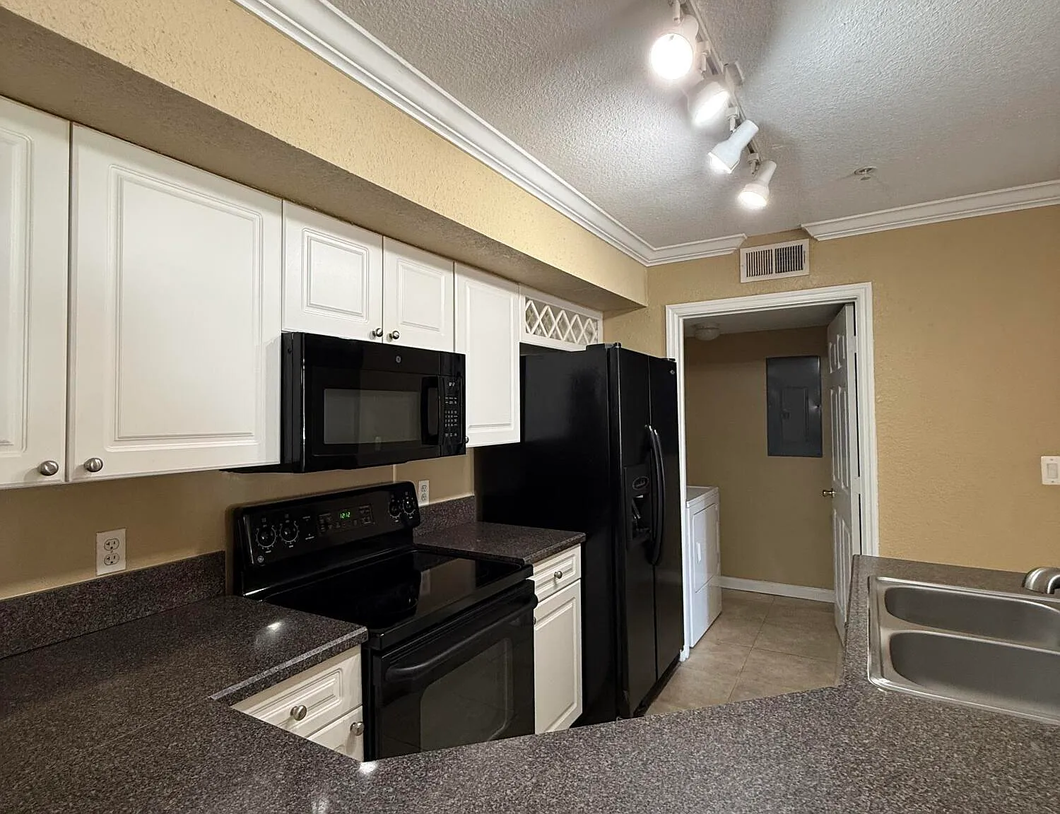 2 bed, 2.0 bath, 1012 sqft, $1,825 — Photo 4