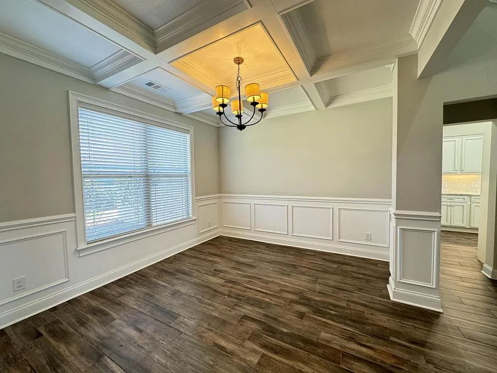 207 Sidney David St — Photo 2