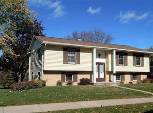 1890 Arlington Dr, Oshkosh, WI 54904