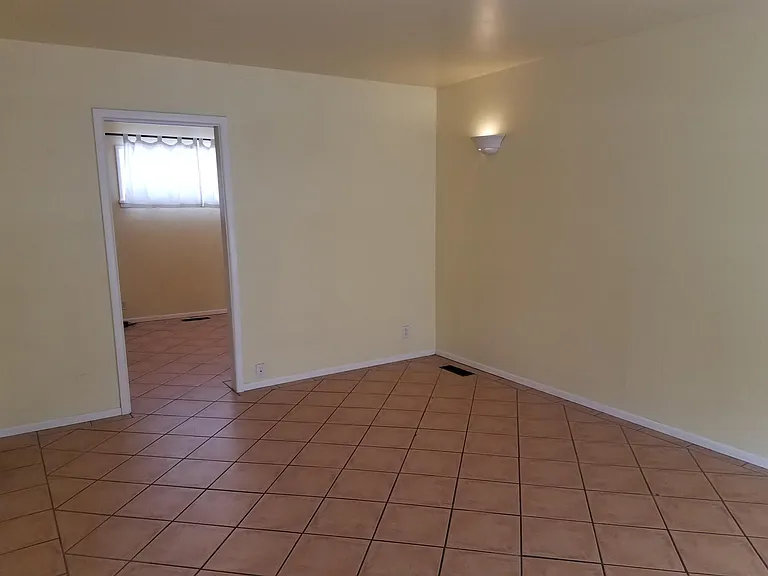 903 E Laird Ave — Photo 6