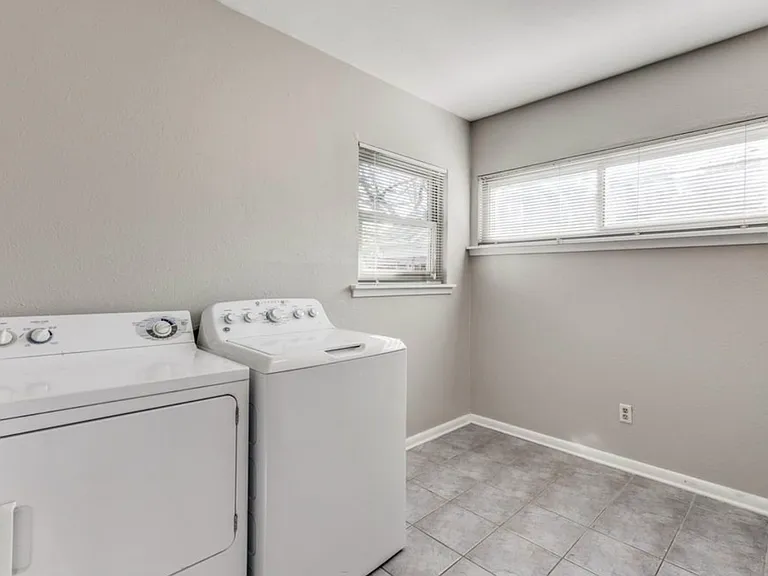 3624 W Biddison St — Photo 17