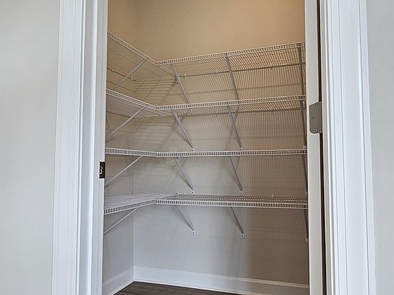 4th image of 140 Lavinia Cir