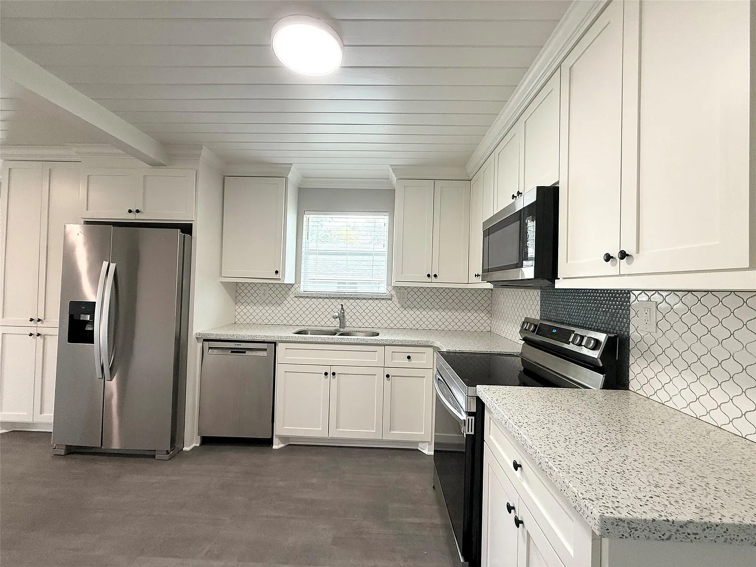 3 bed, 2.0 bath, 2268 sqft, $1,650 — Photo 3