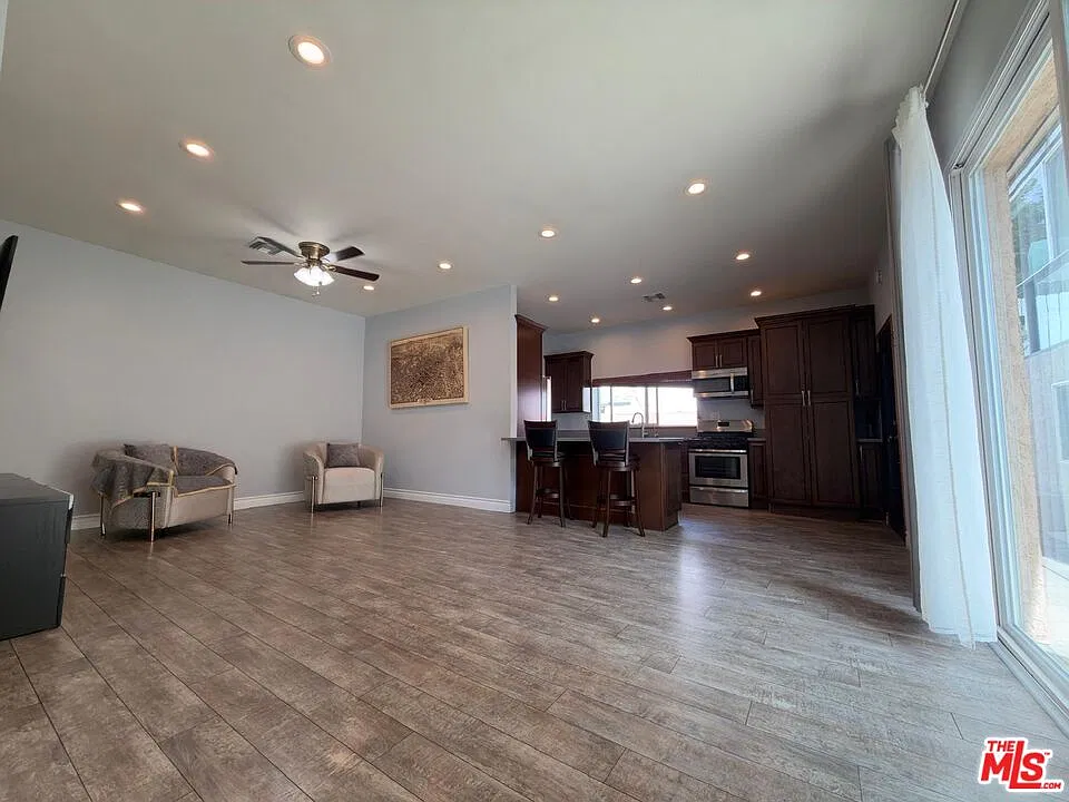 1 bed, 1.0 bath, 800 sqft, $2,300 — Photo 2