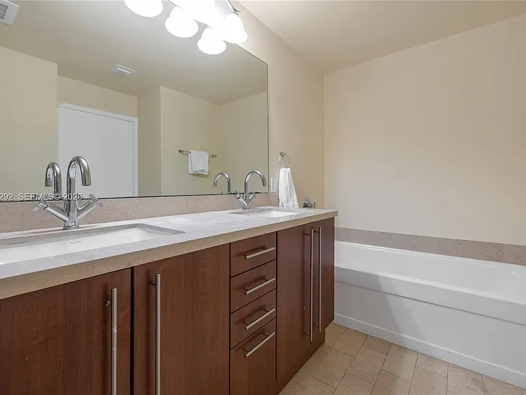 1111 SW 1st Ave #2723-N — Photo 18