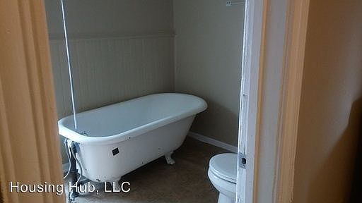 3rd image of 825 Sylvan St