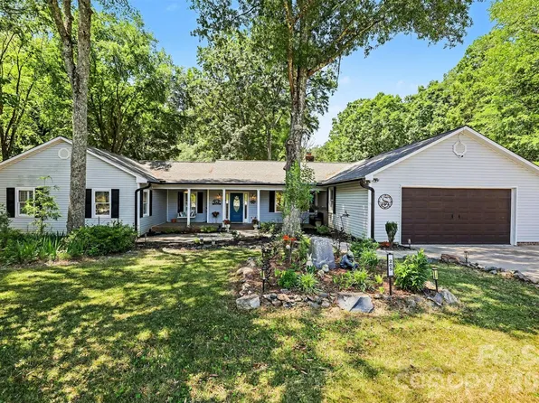 205 Dornoch Dr, Matthews, NC 28104