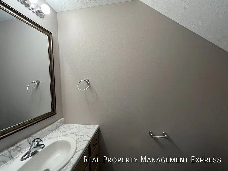 3 Bed 2.5 Bath Townhome w/ Two-Stall Garage in Western SF — Photo 4